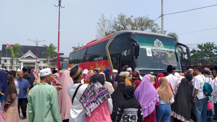 Isak Tangis Sambut Kedatangan Jamaah Haji Tanjabbar, Ridwan: Alhamdulillah Ibuku Tiba Selamat