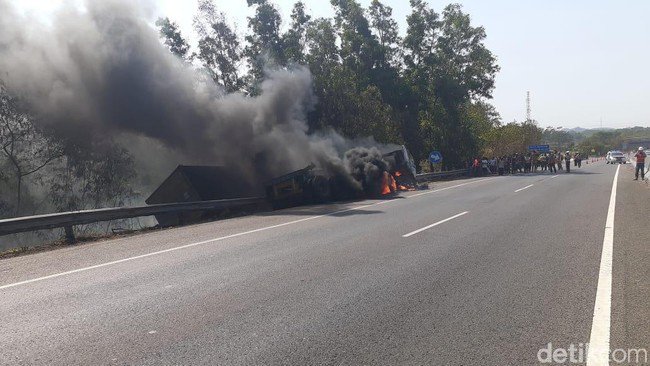 Lagi Dua Kecelakaan di Tol Cipularang, Truk Terbakar di Km 91