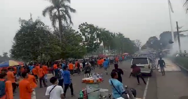 Demo Mahasiswa Jambi Rusuh, Kaca DPRD Provinsi Pecah Polisi Tembakkan Gas Air Mata