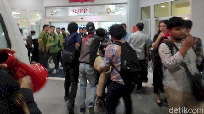 Bentrok dengan Aparat Malam Ini, 80 Mahasiswa Dilarikan ke RS Pertamina