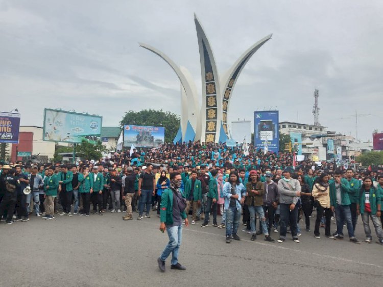 Ribuan Mahasiswa Aceh Duduki Simpang Lima! Orator: Jangan Pancing Suasana, Kalian Jual Kami Beli
