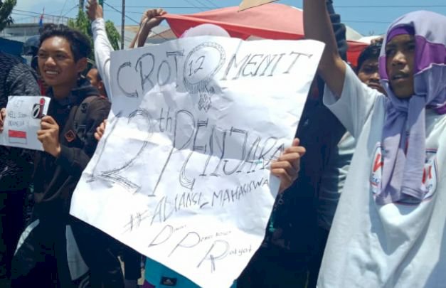 Ikut Tolak RKUHP, Poster yang Dibawa Siswa SMA Ini 'Ngeres' Crot 12 Menit 12 Tahun Penjara