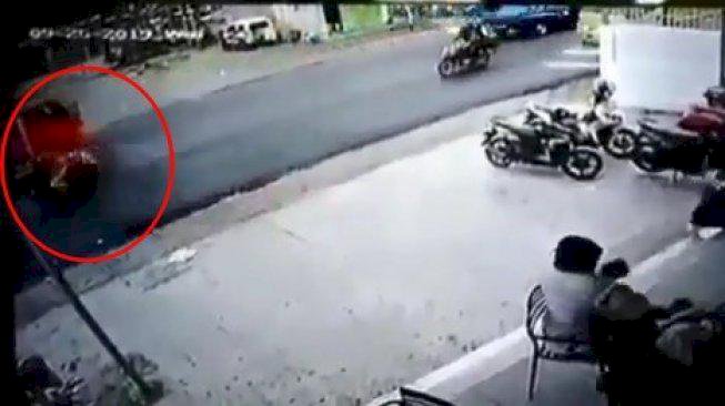 Digas Anaknya, Emak-emak Naik Matic Nyosor ke Truk di Padang