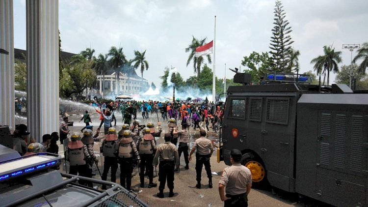 RUSUH!! Mahasiswa Ngotot Masuk ke Gedung DPRD Lakukan Sidang Paripurna Tolak RUU