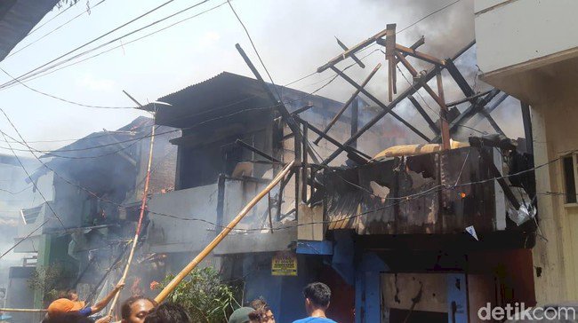 Kebakaran di Taman Sari Jakbar, Terdengar Suara Ledakan