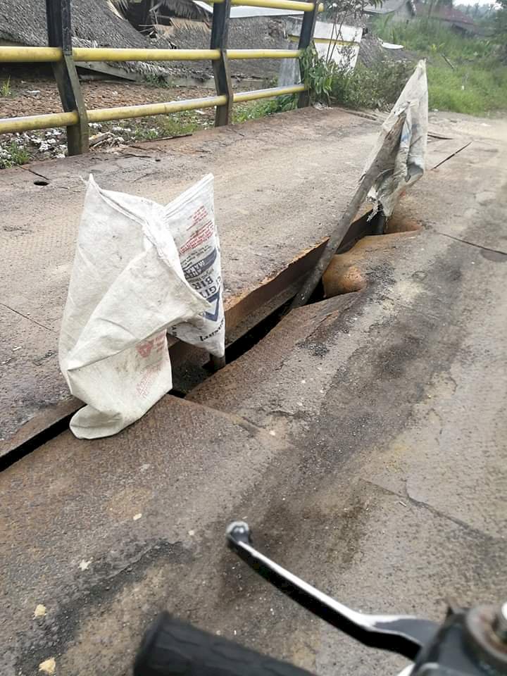 Lantai Jembatan Harmoko Jebol, Warga Mengaku Khawatir Malam Hari