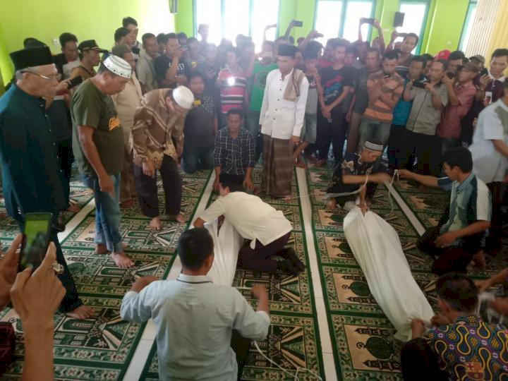 NGERI!! Ribut Soal Lahan, Dua Keluarga Warga Bertetangga Lakukan Ritual Sumpah Pocong