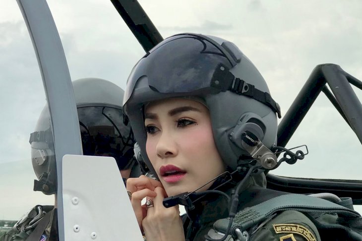 Raja Thailand copot Gelar Selirnya karena "Tidak Setia"