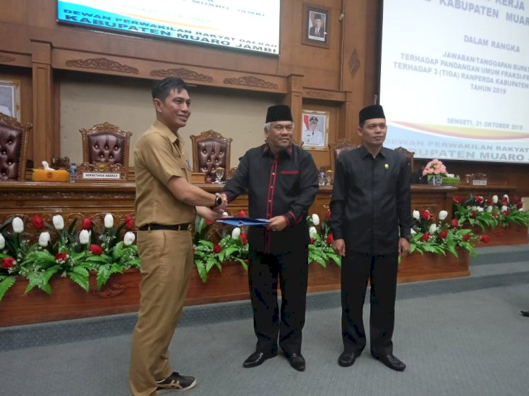 DPRD Muarojambi Gelar Paripurna Jawaban Bupati atas Pandangan Umum Fraksi Terhadap Tiga Ranperda usulan Eksekutif