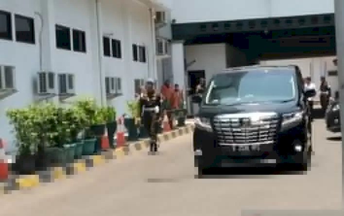 Wiranto bersama Istri Tinggalkan RSPAD