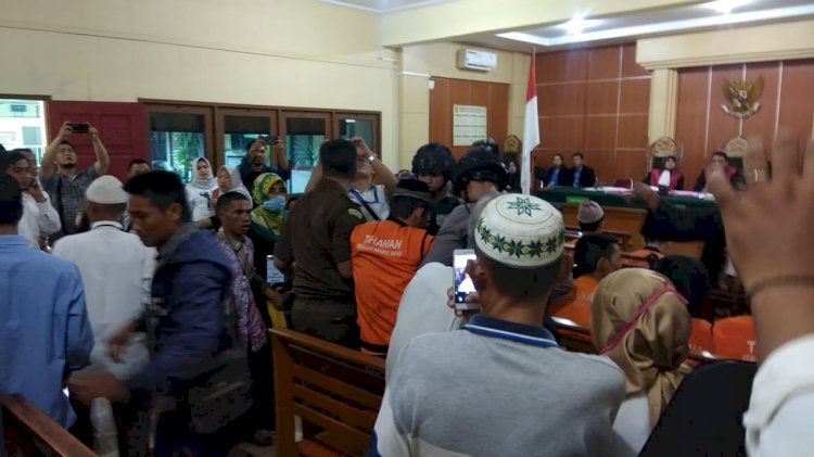Bikin Heboh! Muslim Pingsan Kala 8 Anggotanya Disidang