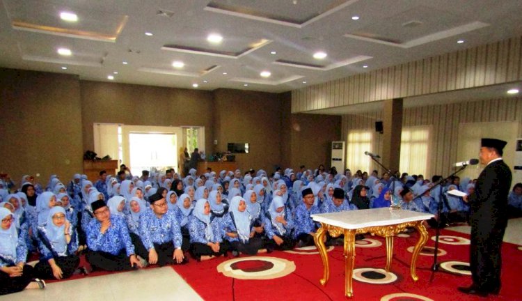 Tak Lazim, Duduk Lesehan Bupati Haris Lantik 229 Pejabat Fungsional