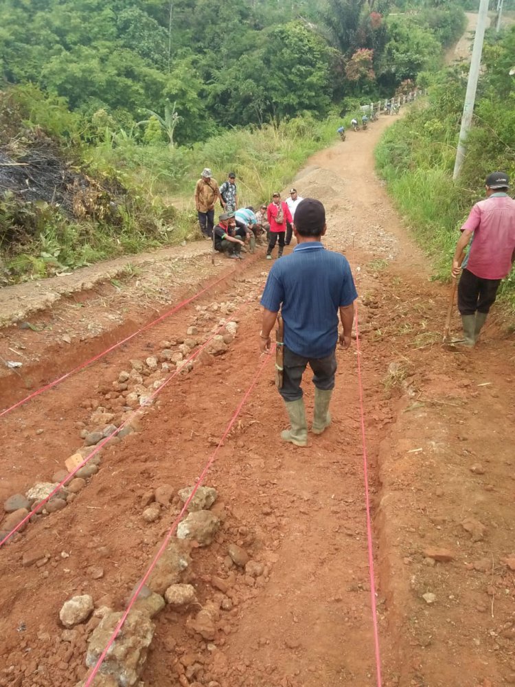 Lapor Pak Bupati Haris! Warga Tiga Desa di Jangkat Timur Merangin Iuran Perbaiki Jalan Kabupaten