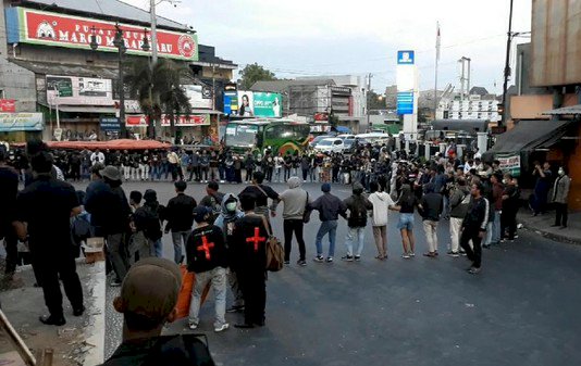 Ratusan Massa #SoloBergerak Blokade Akses Jalan Utama Solo-Semarang