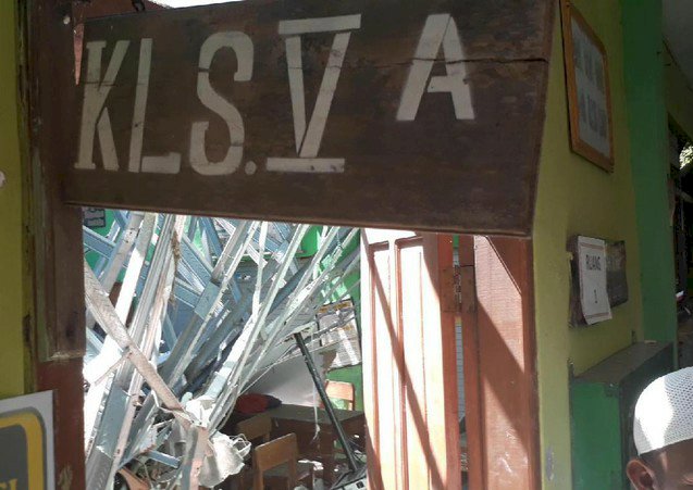 Atap Gedung Perpustakaan SDN Ambruk, Dua Orang Tewas