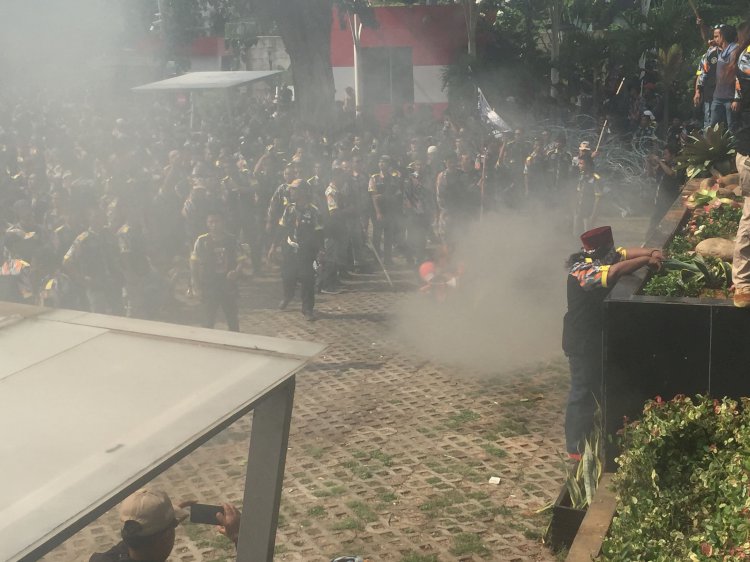 Massa Rusuh Depan KPK Bakar Traffic Cone & Dorong Polisi