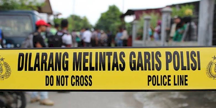 Polisi Sterilkan Lokasi Bom Bunuh Diri, Warga Hanya Bisa Menonton di Luar Pagar