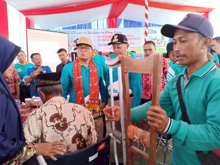 Dapat Bantuan Kursi Roda, Warga Sarolangun: Terima Kasih Pak Gubernur