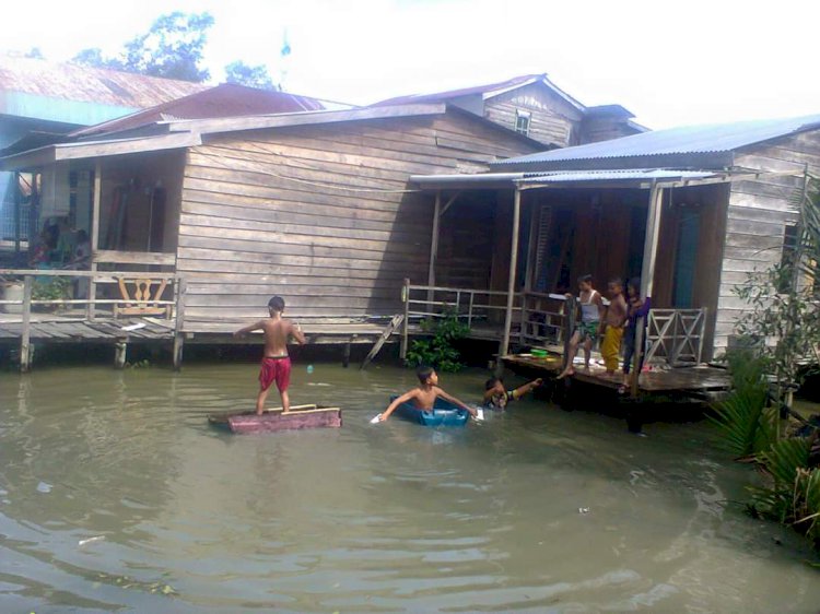 Banjir Rob Mulai Genangi Tanjab Barat, Warga: Lumayan Ada Kolam Renang Gratis