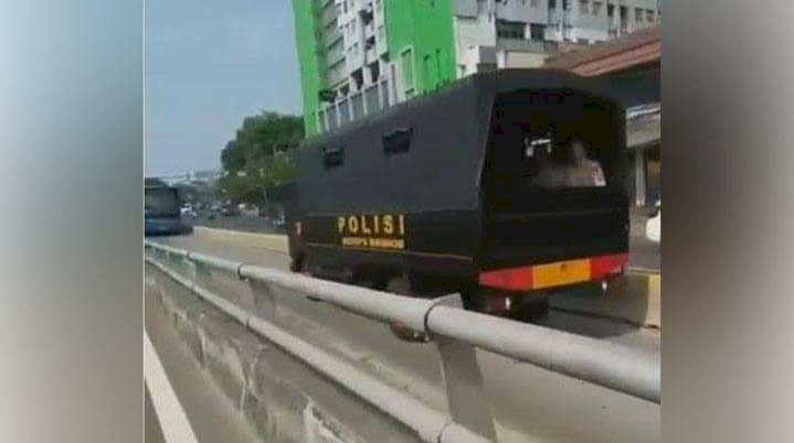 Viral Dua Truk Polisi Masuk Jalur Transjakarta, Netizen: Darurat Perang Ya?