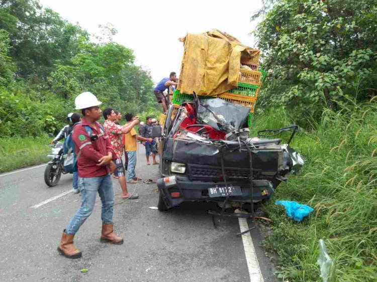 Nahas Mobil Muatan Ayam Tabrak Truk Berhenti Mendadak, Kernet Tewas Terjepit di TKP