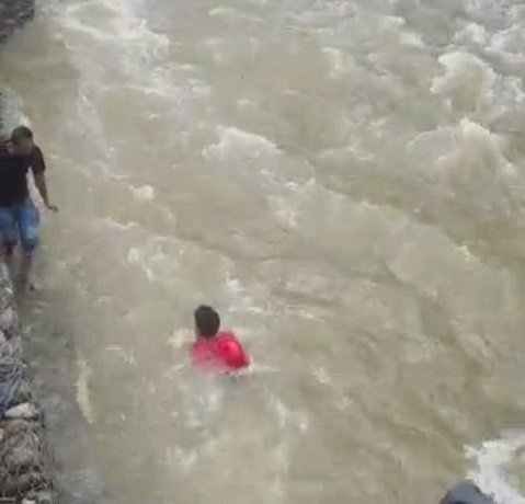 Viral Aksi Heroik Anggota TNI Selamatkan Balita Hanyut Saat Banjir