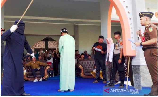 Bikin Malu Tertangkap Berjudi, Dua ASN Ini Kena Hukum Cambuk!