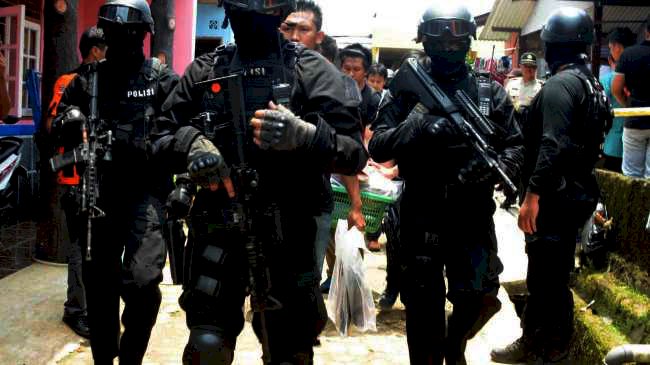 Begini Detik-detik Anggota Densus 88 Ditusuk Terduga Teroris di Tebo