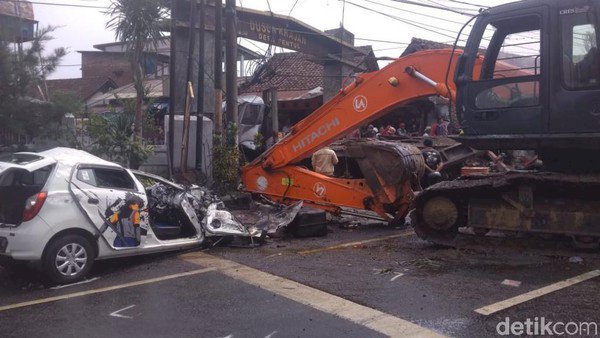 Detik-detik Truk Angkut Ekskavator Tabrak Motor-Mobil Menewaskan 7 Orang di Pasuruan