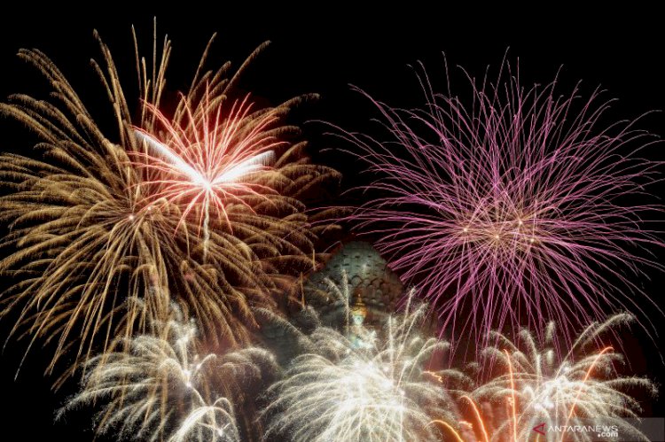 Kawasan Garuda Wisnu Kencana Dimeriahkan 20 Ribu Kembang Api Pergantian Malam Tahun Baru