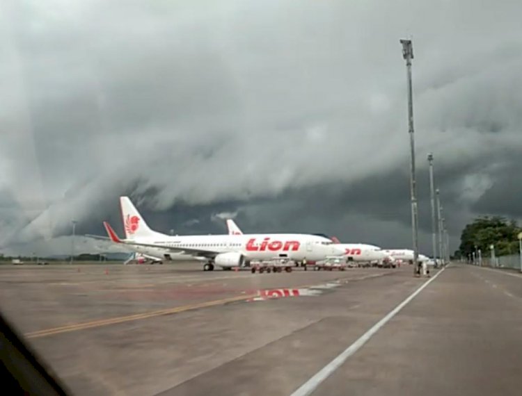 Ngeri! Awan Mirip Tsunami di Langit Bandara Hasanuddin Makassar