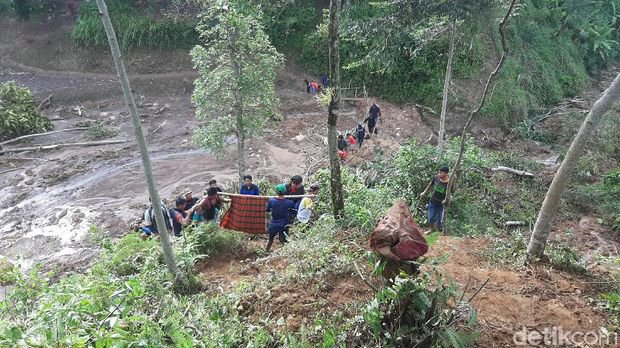 Jalan Terputus, Pria di Bogor Ini Rela Tandu  Istri Bawa ke Bidan