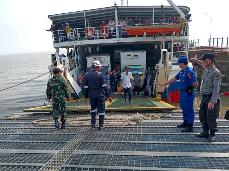 Penumpang Membludak, 7 Kendaraan Nyangkut di Pelabuhan Roro Kualatungkal