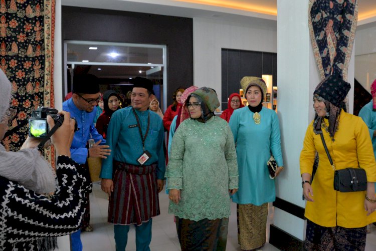Ketua TP PKK Hj Rahima Resmikan Lobby Bapedda sebagai Display Produk Lokal