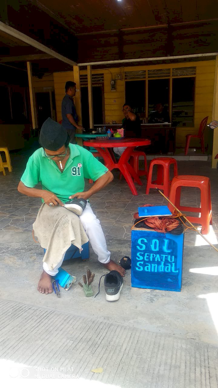 Tak Bisa Melaut, Nelayan Ini Banting Stir Jadi Tukang Sol Sepatu