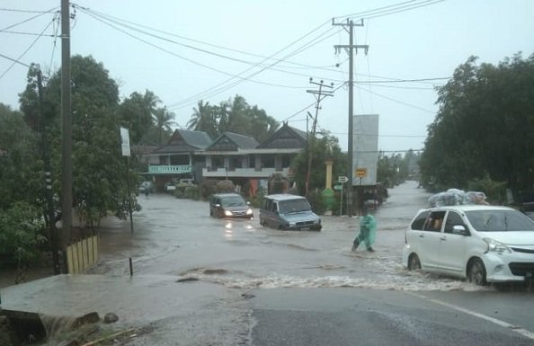 Banjir di Sidrap Bikin Arus Lalulintas Poros Terputus