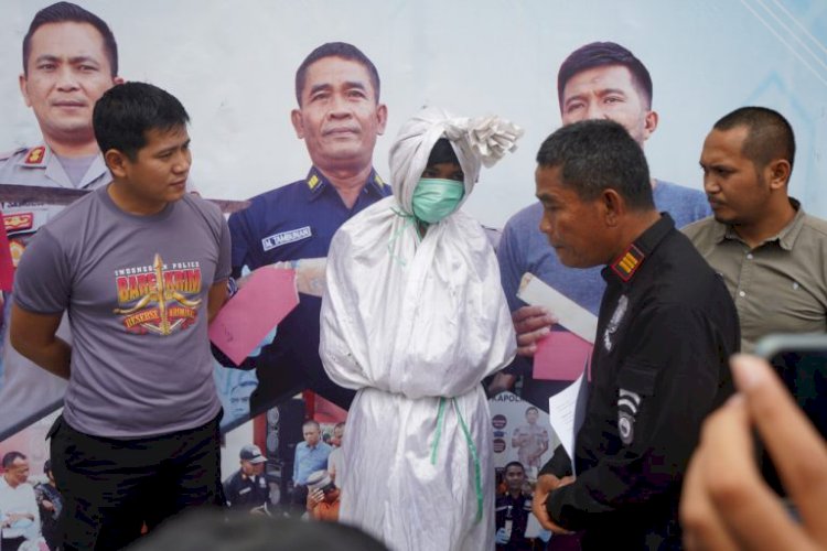Nasib Sial Lagi Nge-prank Pocong ke Warga, Remaja Ini Ditangkap Polisi