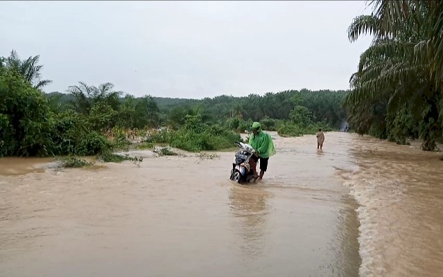Akibat Banjir, Akses Jalan 2 Kecamatan Nyaris Lumpuh