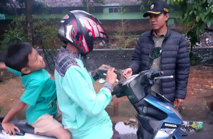 Joko Widodo Tangkap Dua Warga Buang Sampah Sembarangan di Bogor