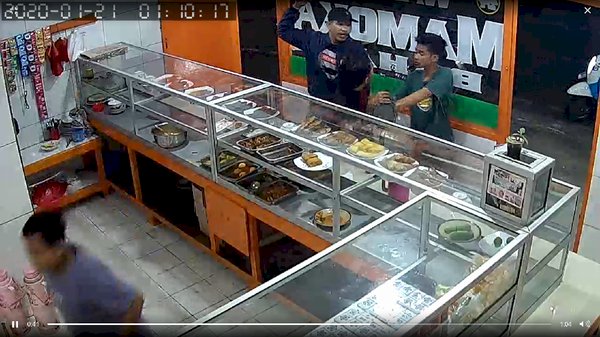 Viral di Medsos Aksi Perampokan Super Nekad di Jakarta, Korban Ditodong Celurit Usai Makan di Warteg