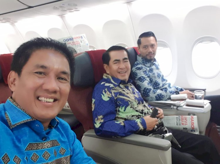 Terlihat Akrab, AHY dan AJB Satu Baris Kursi Penerbangan Jakarta-Jambi