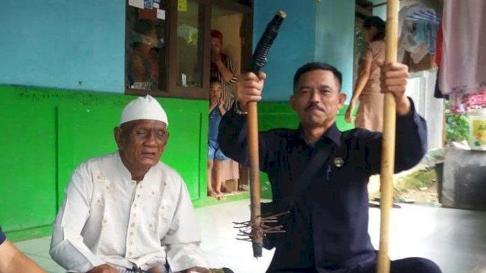 Viral Kakek Buta Duduk Bawa Tongkat Berpaku di Sentul Disebut Pengemis Modus Perampokan, Begini Faktanya