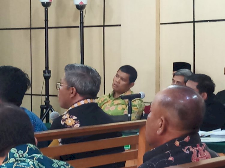 Dengarkan Saksi Wahyudi Bahas Uang, Sufardi Nurzain Terus Berzikir