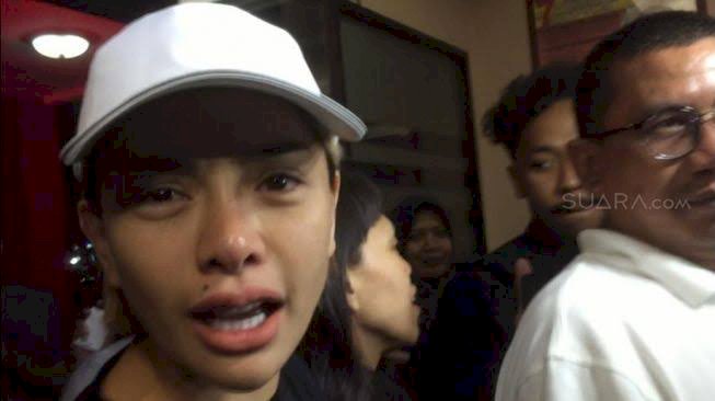 Berpakaian Serba Hitam Nikita Mirzani Dijemput Paksa Polisi