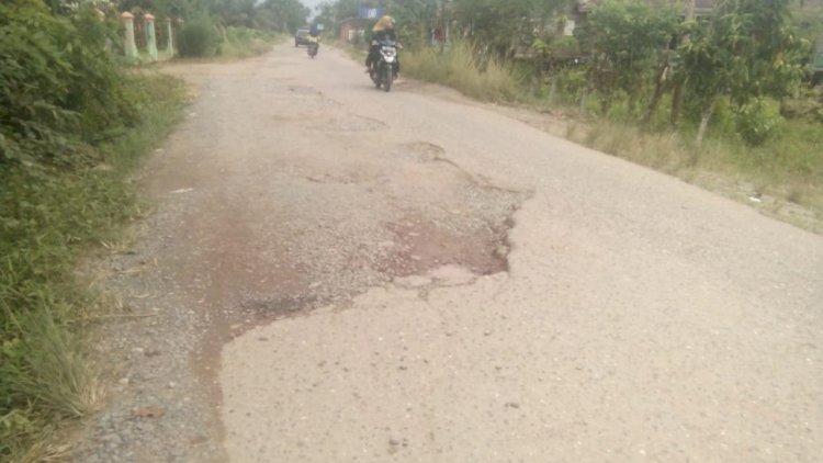 Jalan di Jaluko Muarojambi Rusak Parah, Warga Tagih Janji Bupati
