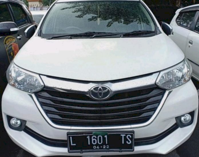 Mencurigakan, Polisi Surabaya Stop Mobil Gunakan Plat Bodong