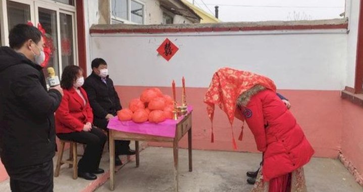 Bikin Baper, Pengantin Ini Menikah Tanpa Tamu Undangan Gara-gara Virus Corona