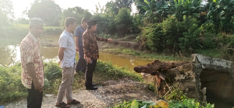 Ketua DPRD Sarolangun Tinjau Jembatan Roboh di Pulau Aro, Ini Katanya