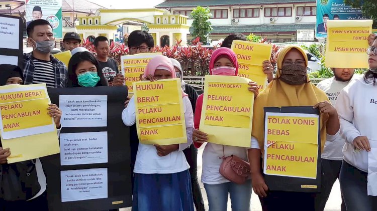 Pelaku Pencabulan Divonis Bebas, Puluhan Orang Tua Korban dan Aktivis Lakukan Aksi di Kejati Jambi