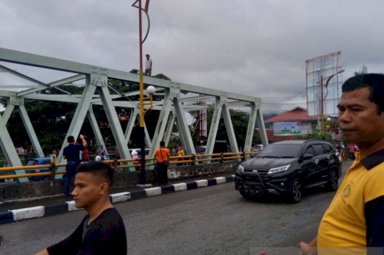 Bikin Heboh! Pria Tak Dikenal Ini Tiba-tiba Panjat Jembatan Andalas Padang